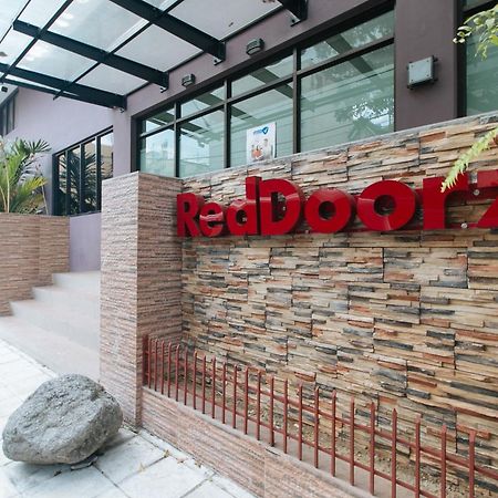 Reddoorz Plus At Evangelista Street Makati Макати Экстерьер фото