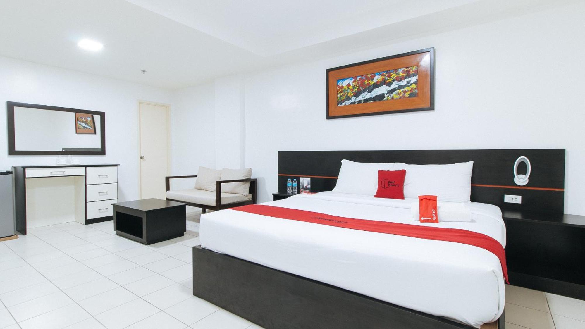 Reddoorz Plus At Evangelista Street Makati Макати Экстерьер фото