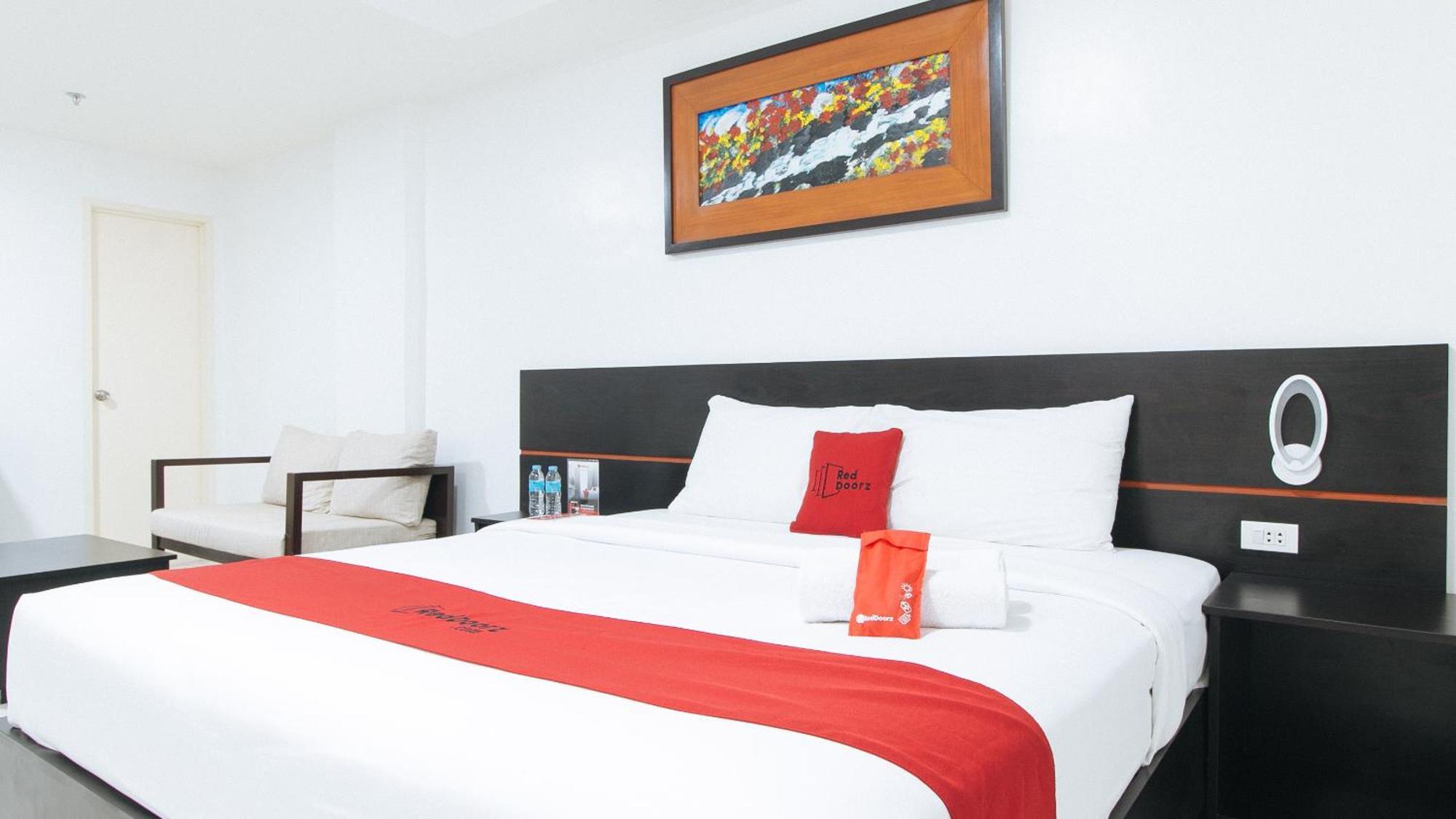 Reddoorz Plus At Evangelista Street Makati Макати Экстерьер фото