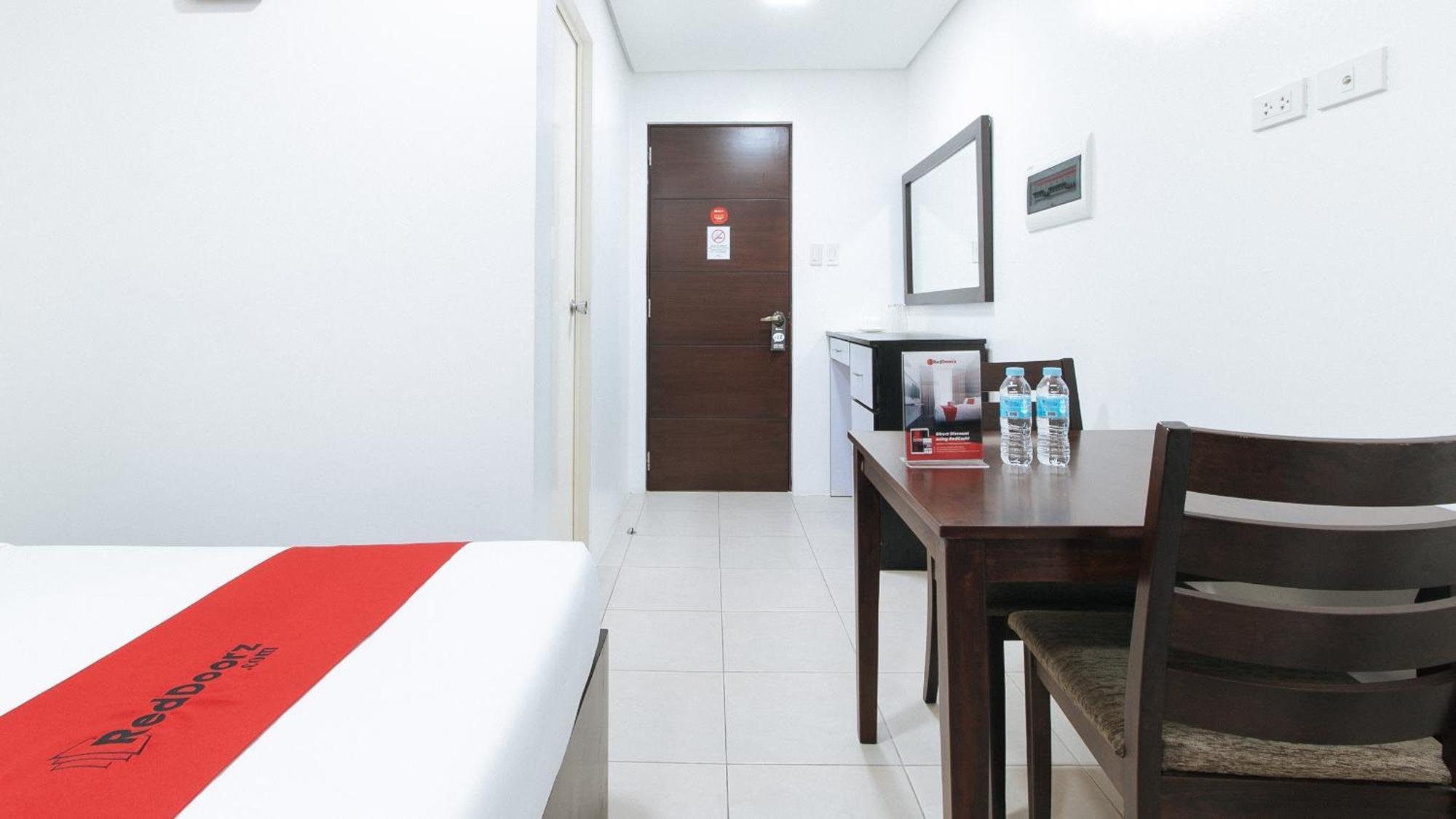 Reddoorz Plus At Evangelista Street Makati Макати Экстерьер фото
