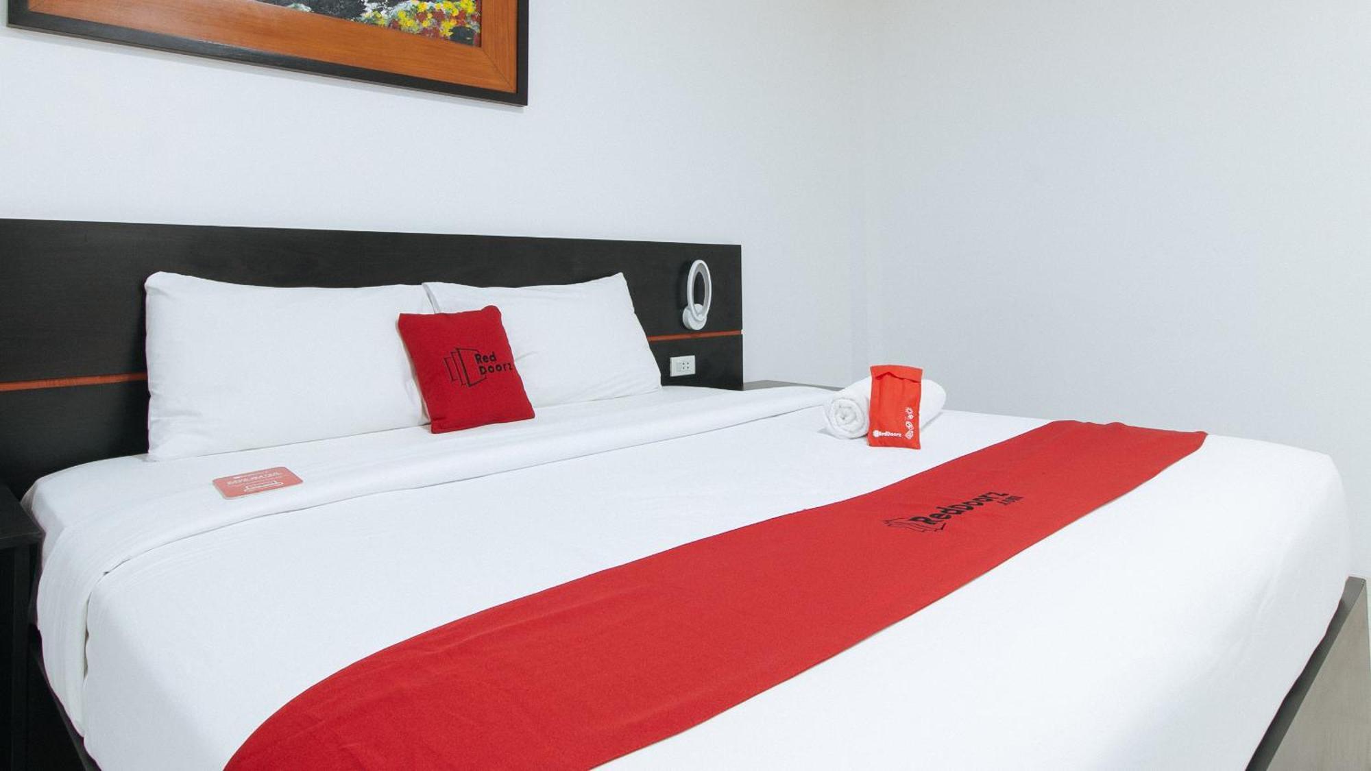 Reddoorz Plus At Evangelista Street Makati Макати Экстерьер фото