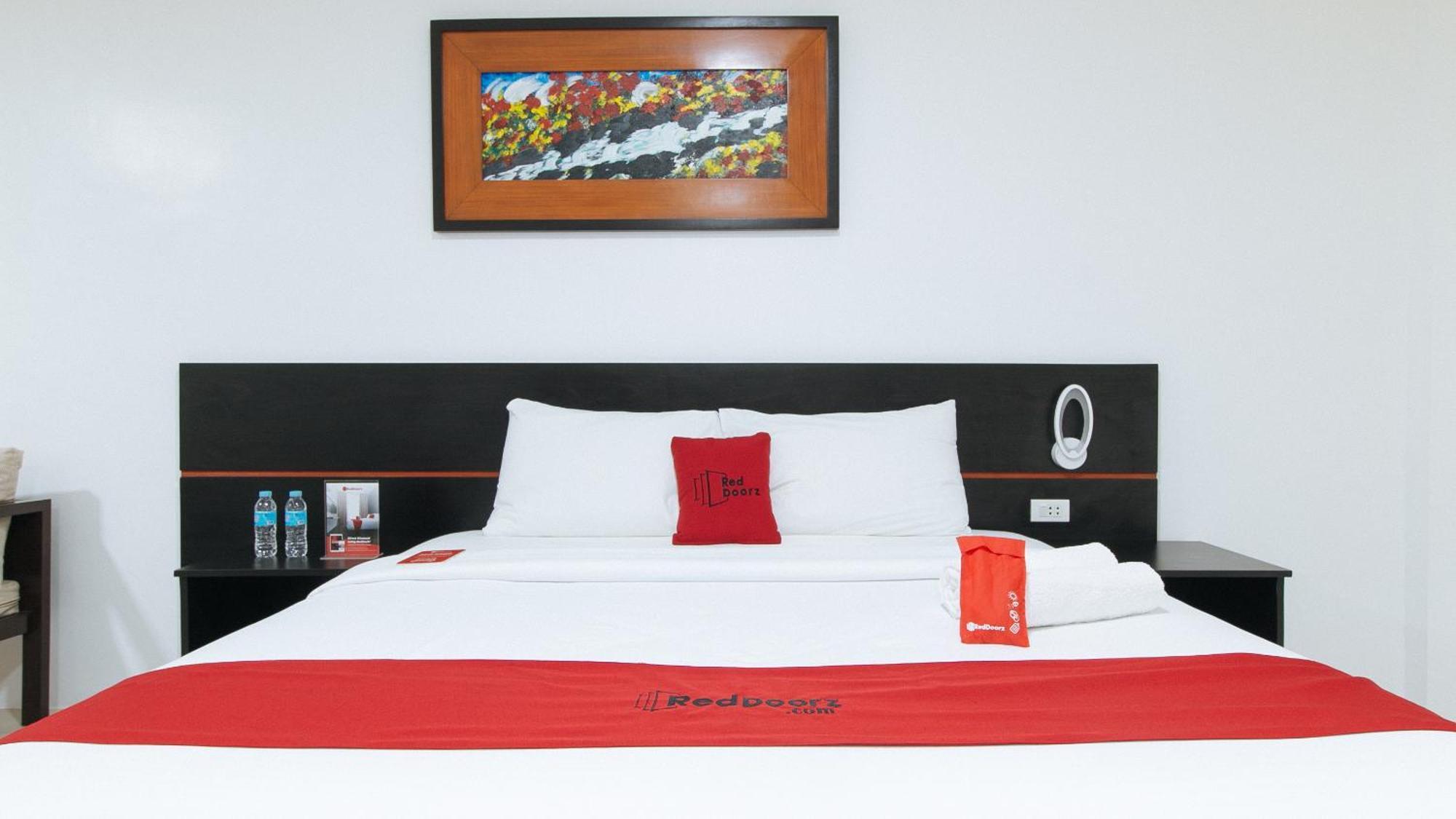 Reddoorz Plus At Evangelista Street Makati Макати Экстерьер фото