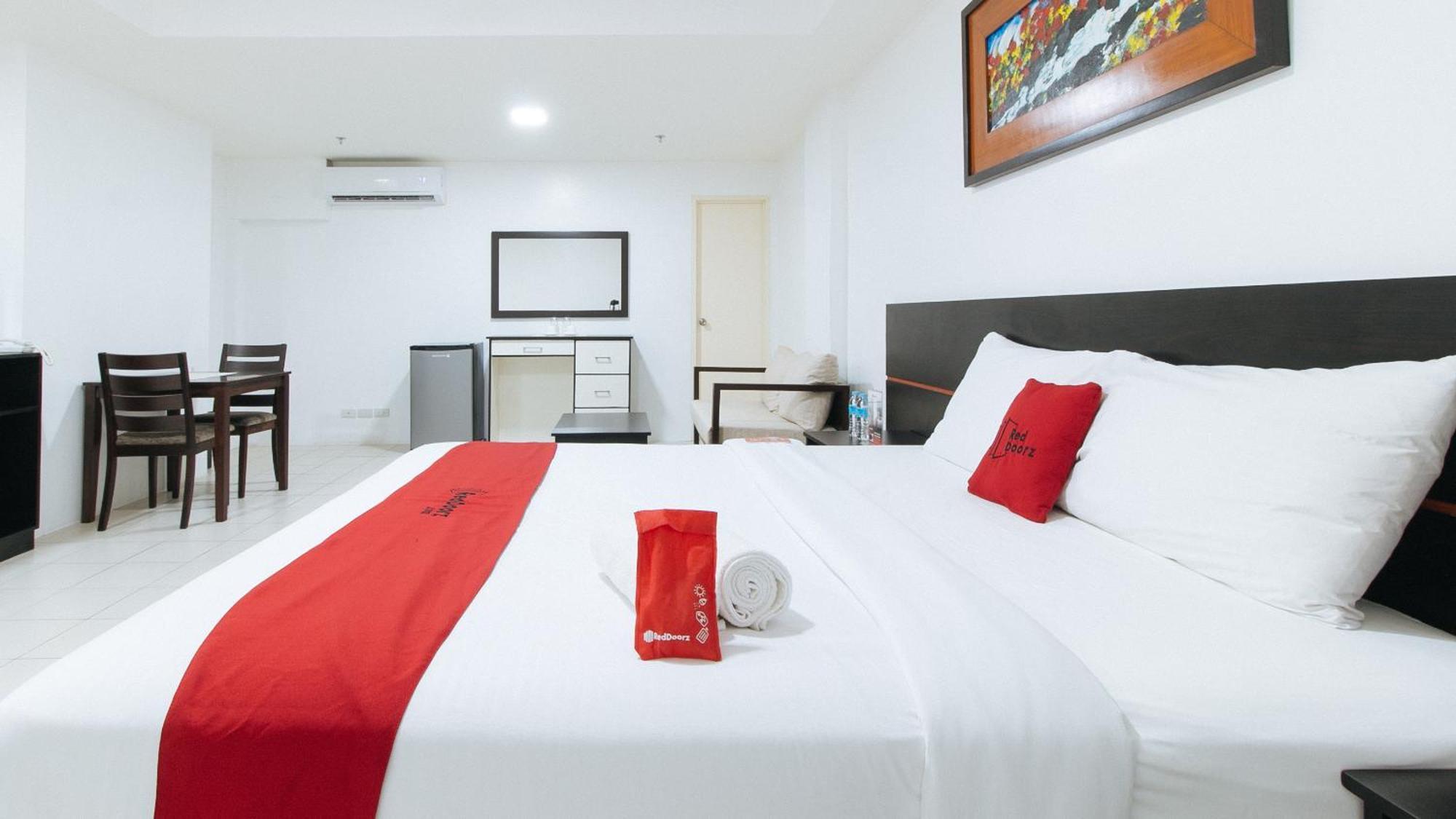 Reddoorz Plus At Evangelista Street Makati Макати Экстерьер фото