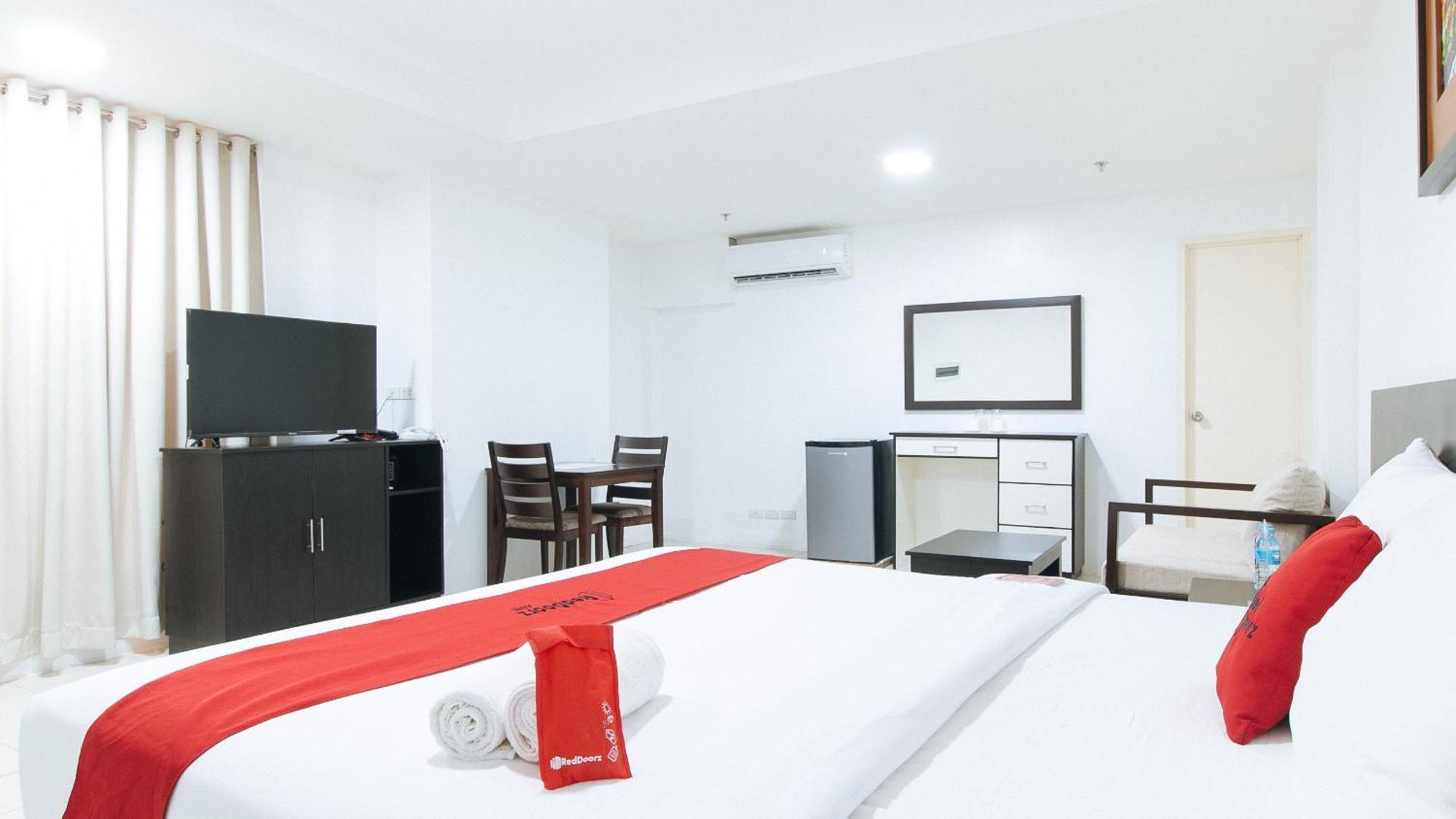 Reddoorz Plus At Evangelista Street Makati Макати Экстерьер фото