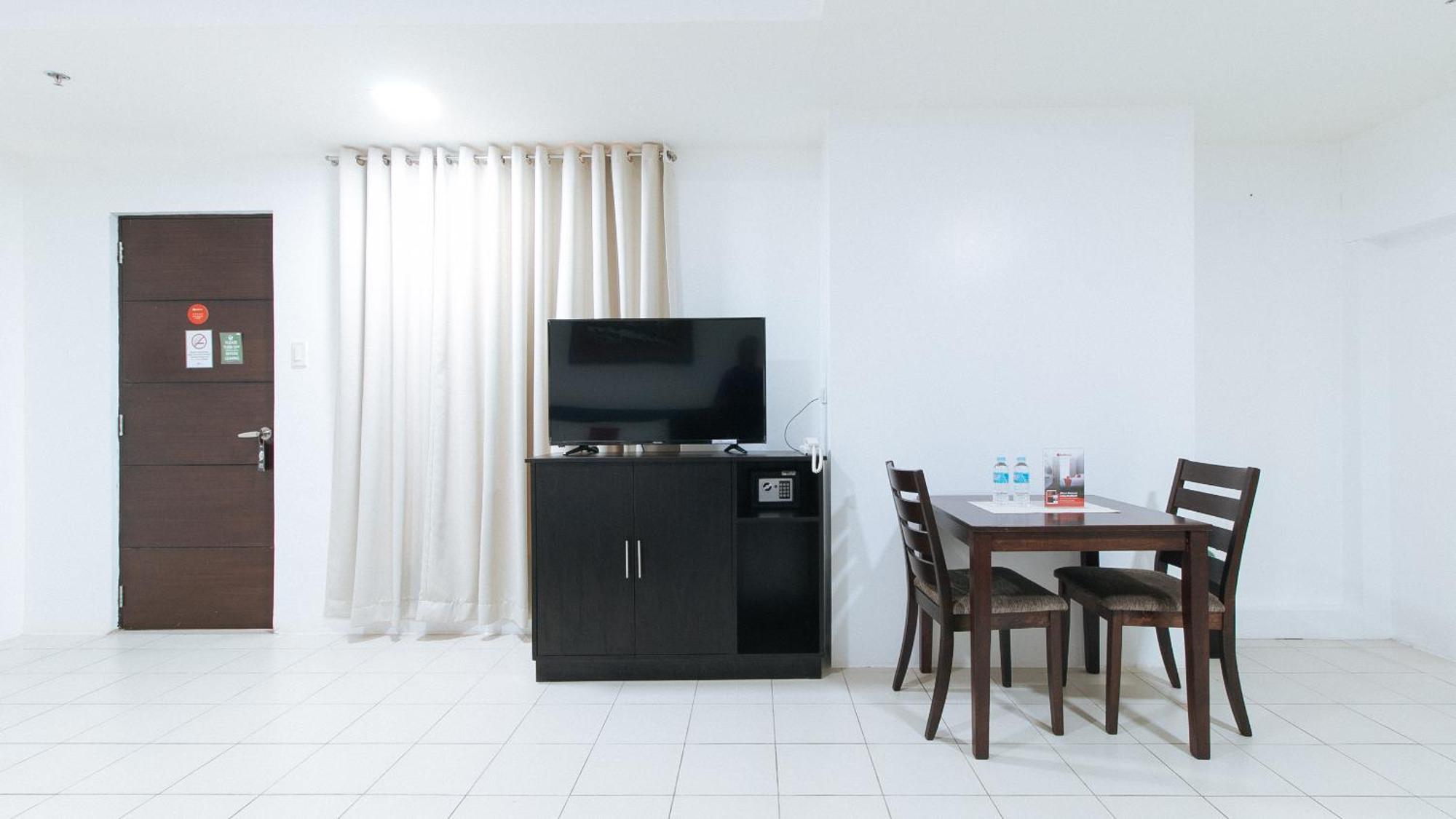 Reddoorz Plus At Evangelista Street Makati Макати Экстерьер фото