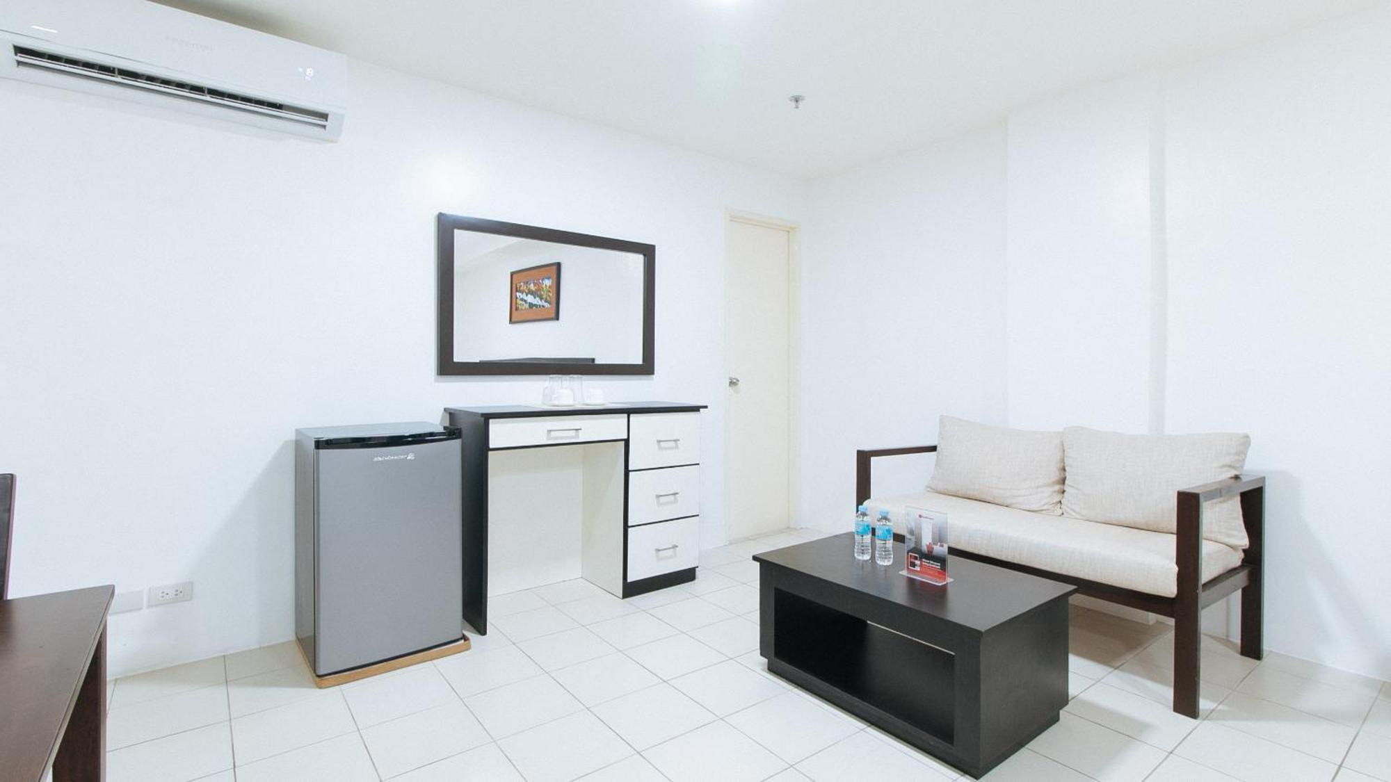 Reddoorz Plus At Evangelista Street Makati Макати Экстерьер фото