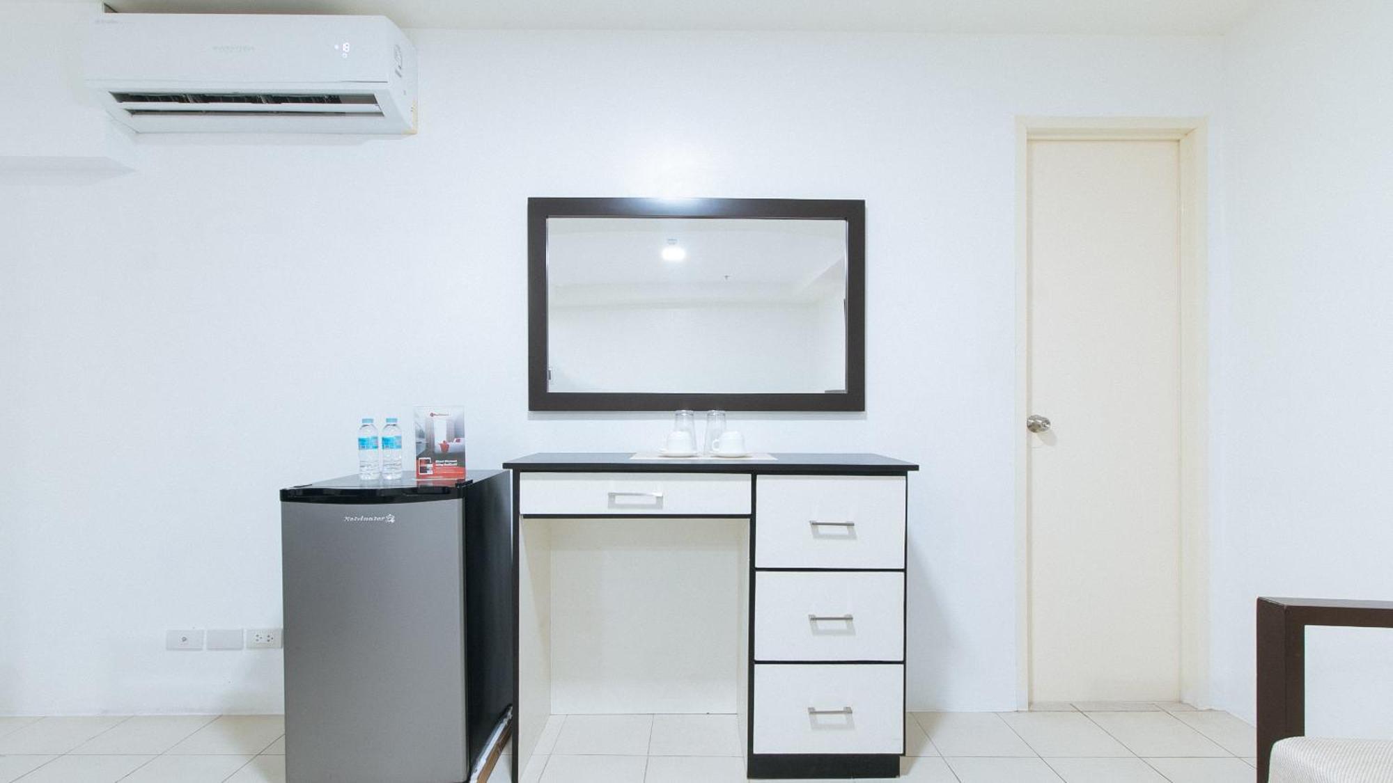 Reddoorz Plus At Evangelista Street Makati Макати Экстерьер фото