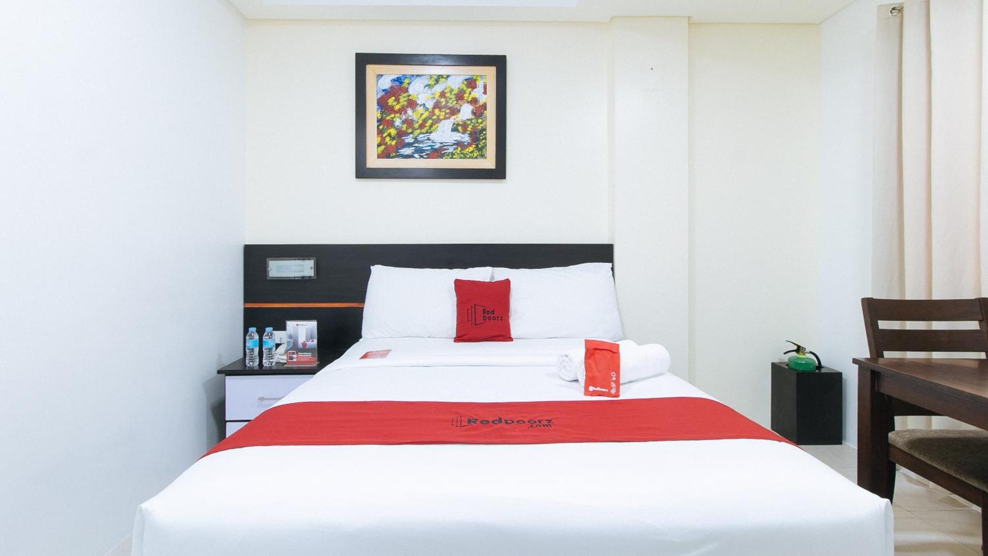 Reddoorz Plus At Evangelista Street Makati Макати Экстерьер фото