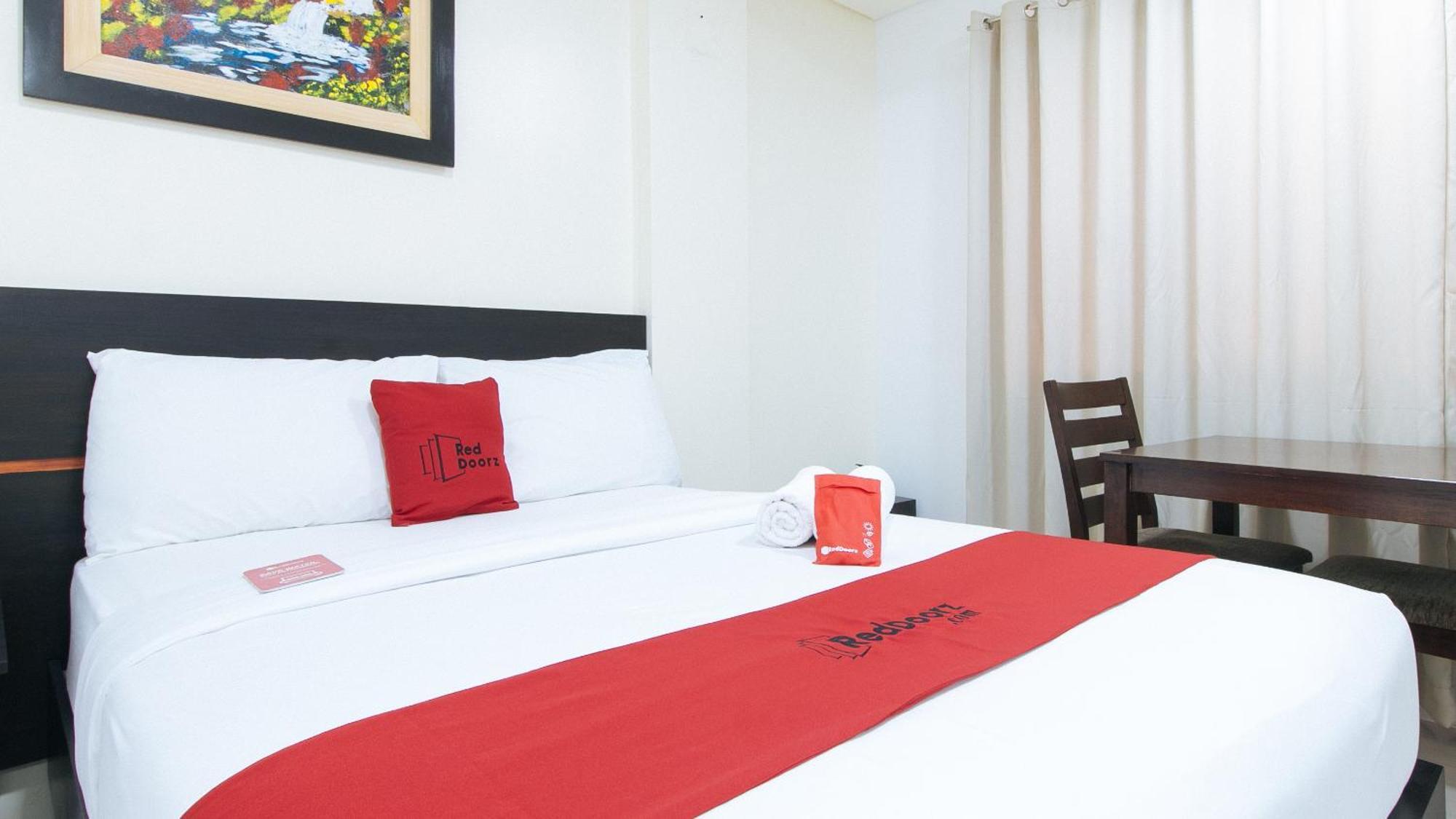 Reddoorz Plus At Evangelista Street Makati Макати Экстерьер фото