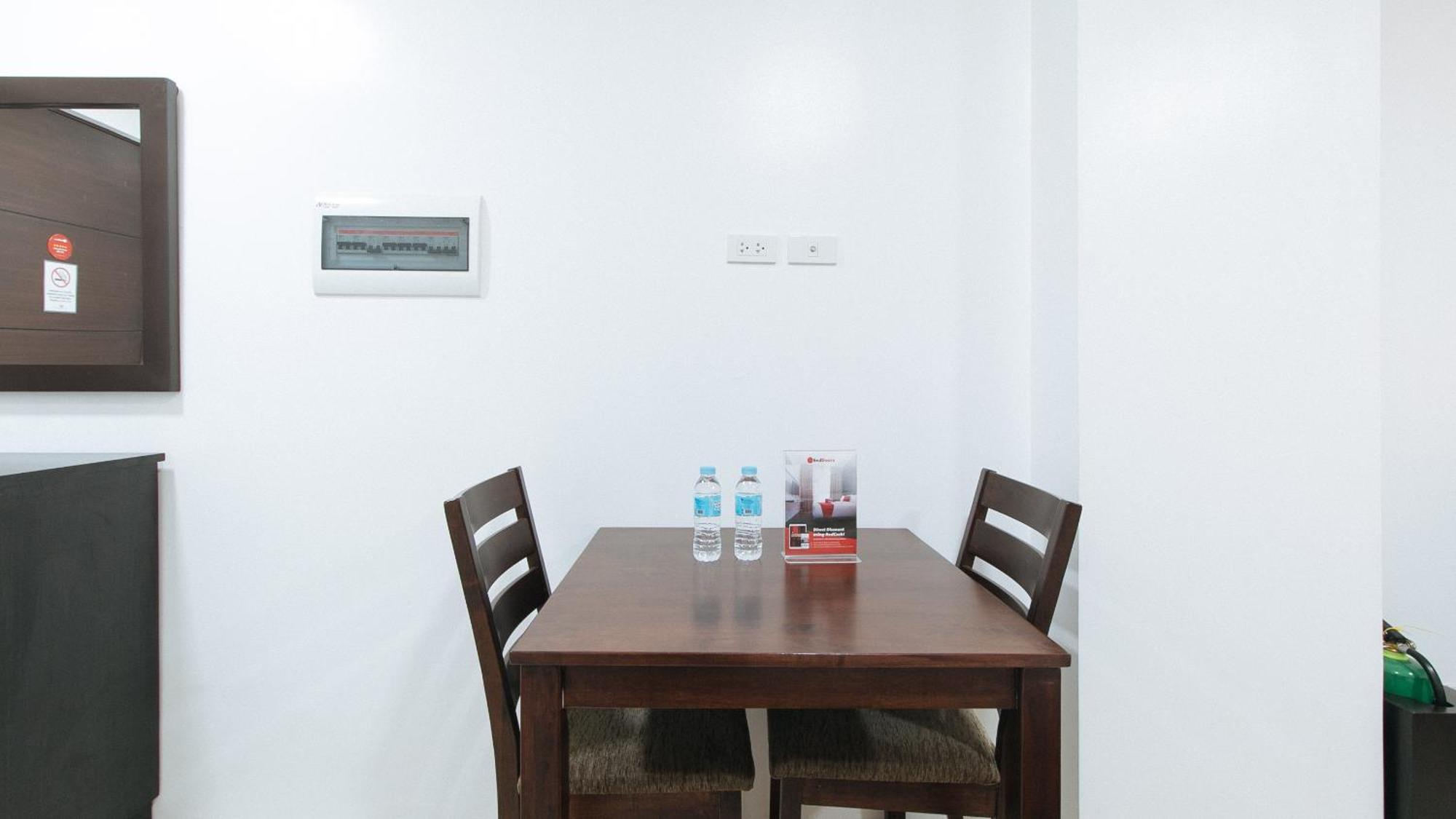 Reddoorz Plus At Evangelista Street Makati Макати Экстерьер фото