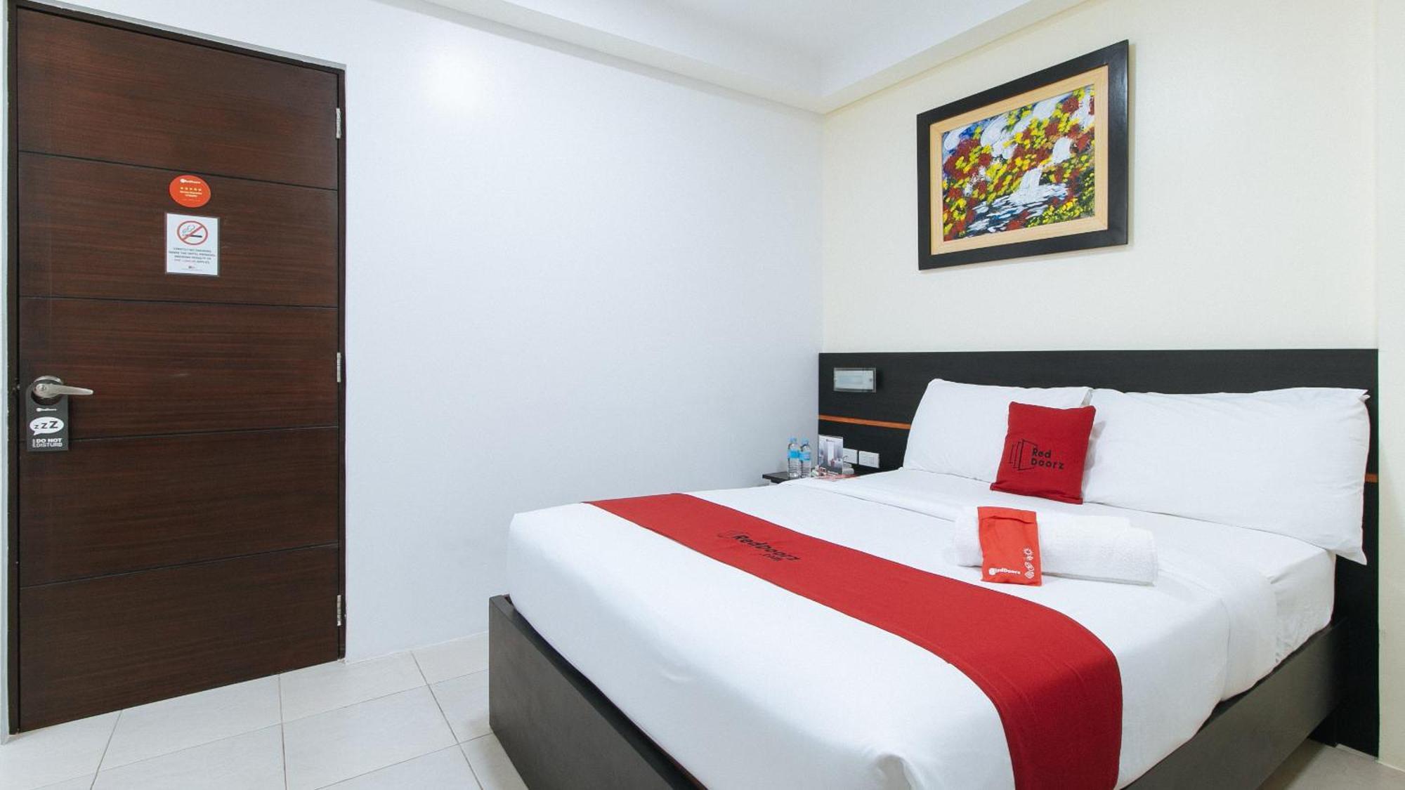 Reddoorz Plus At Evangelista Street Makati Макати Экстерьер фото