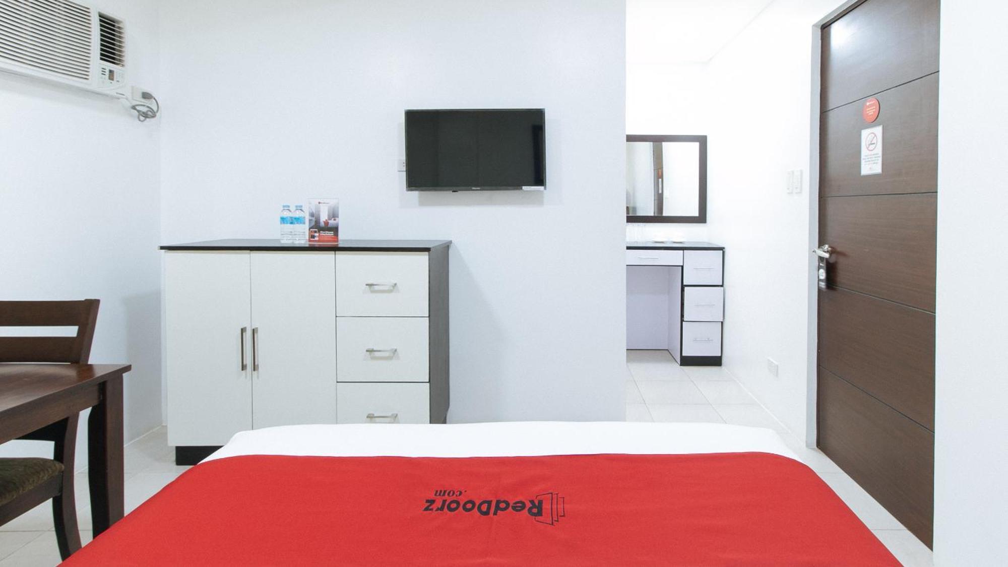 Reddoorz Plus At Evangelista Street Makati Макати Экстерьер фото