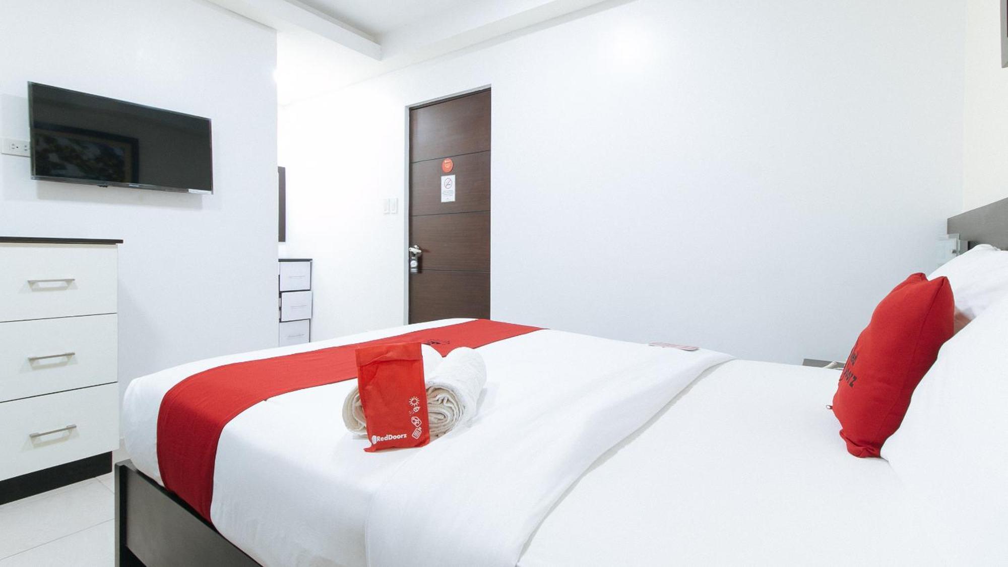 Reddoorz Plus At Evangelista Street Makati Макати Экстерьер фото