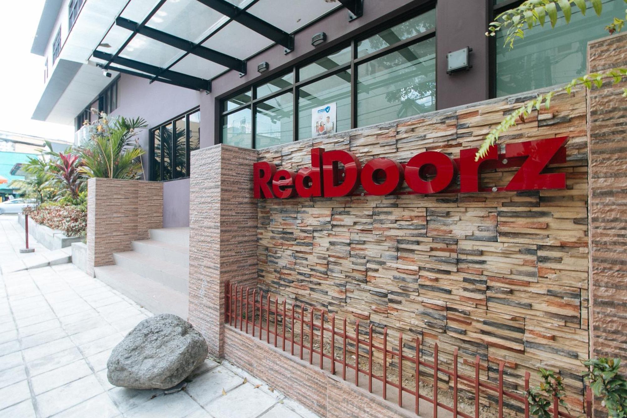 Reddoorz Plus At Evangelista Street Makati Макати Экстерьер фото
