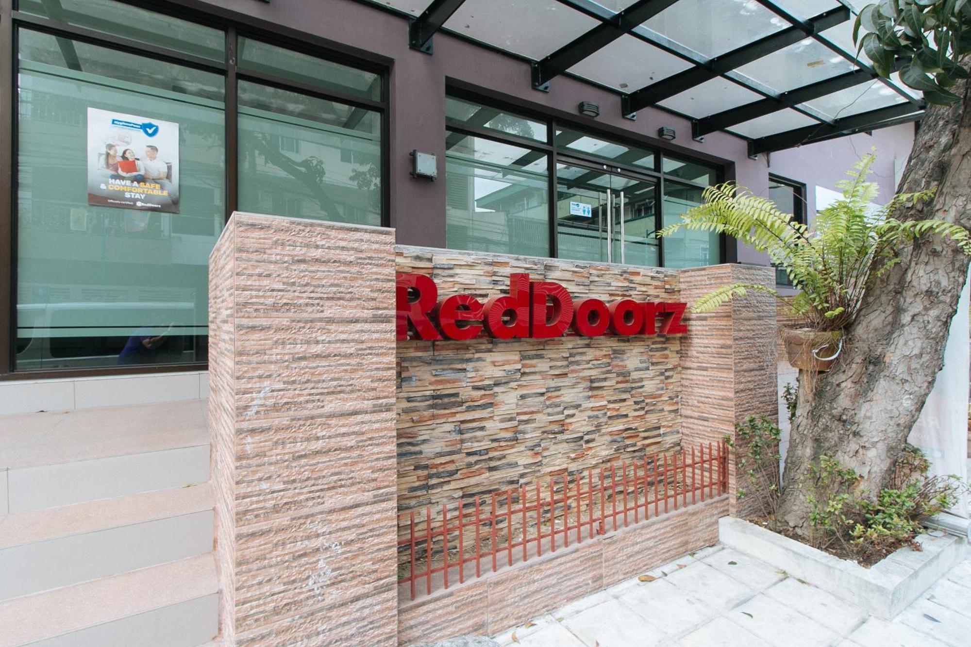 Reddoorz Plus At Evangelista Street Makati Макати Экстерьер фото