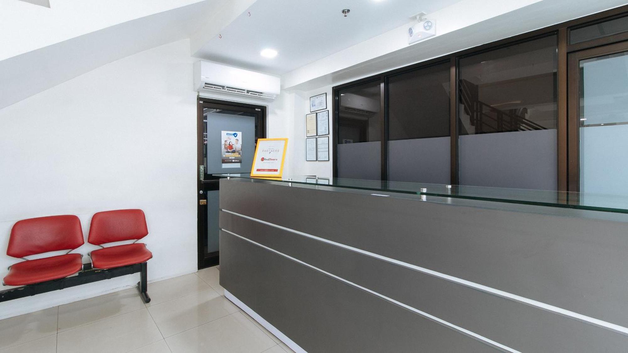 Reddoorz Plus At Evangelista Street Makati Макати Экстерьер фото
