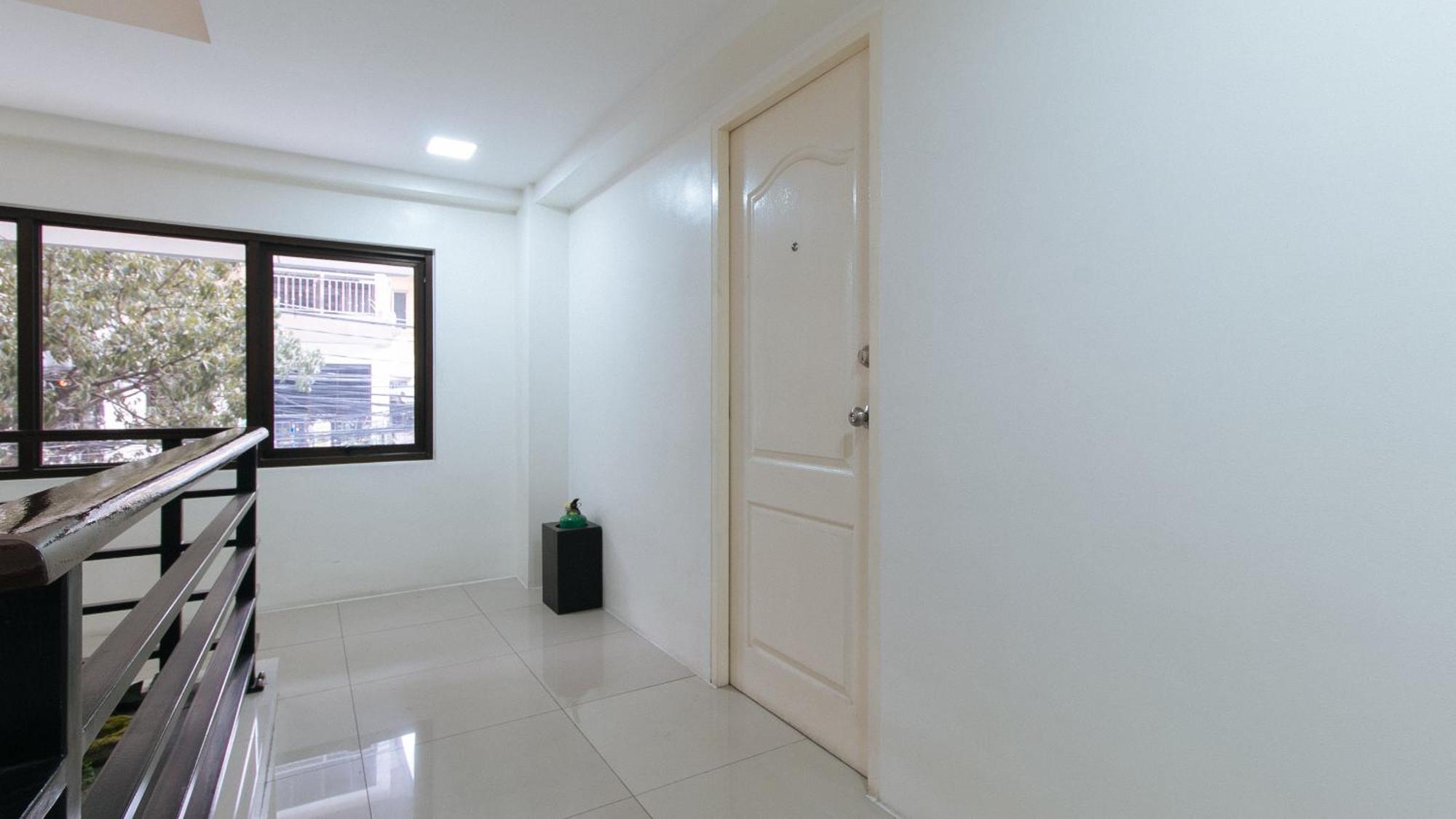 Reddoorz Plus At Evangelista Street Makati Макати Экстерьер фото