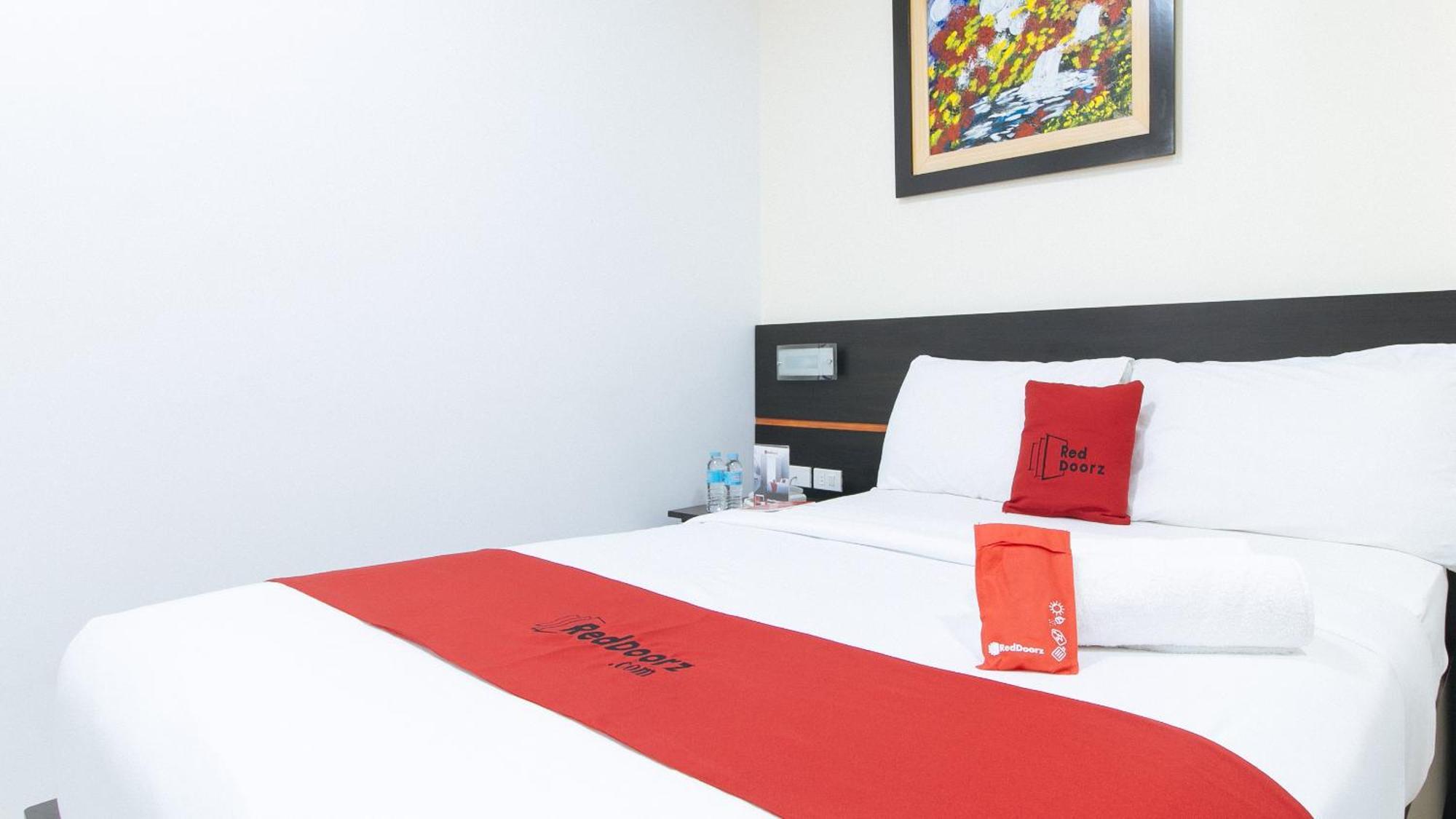 Reddoorz Plus At Evangelista Street Makati Макати Экстерьер фото
