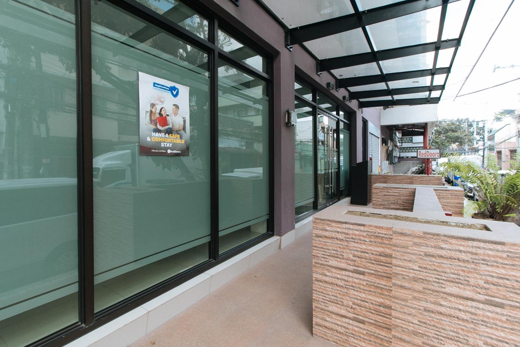 Reddoorz Plus At Evangelista Street Makati Макати Экстерьер фото