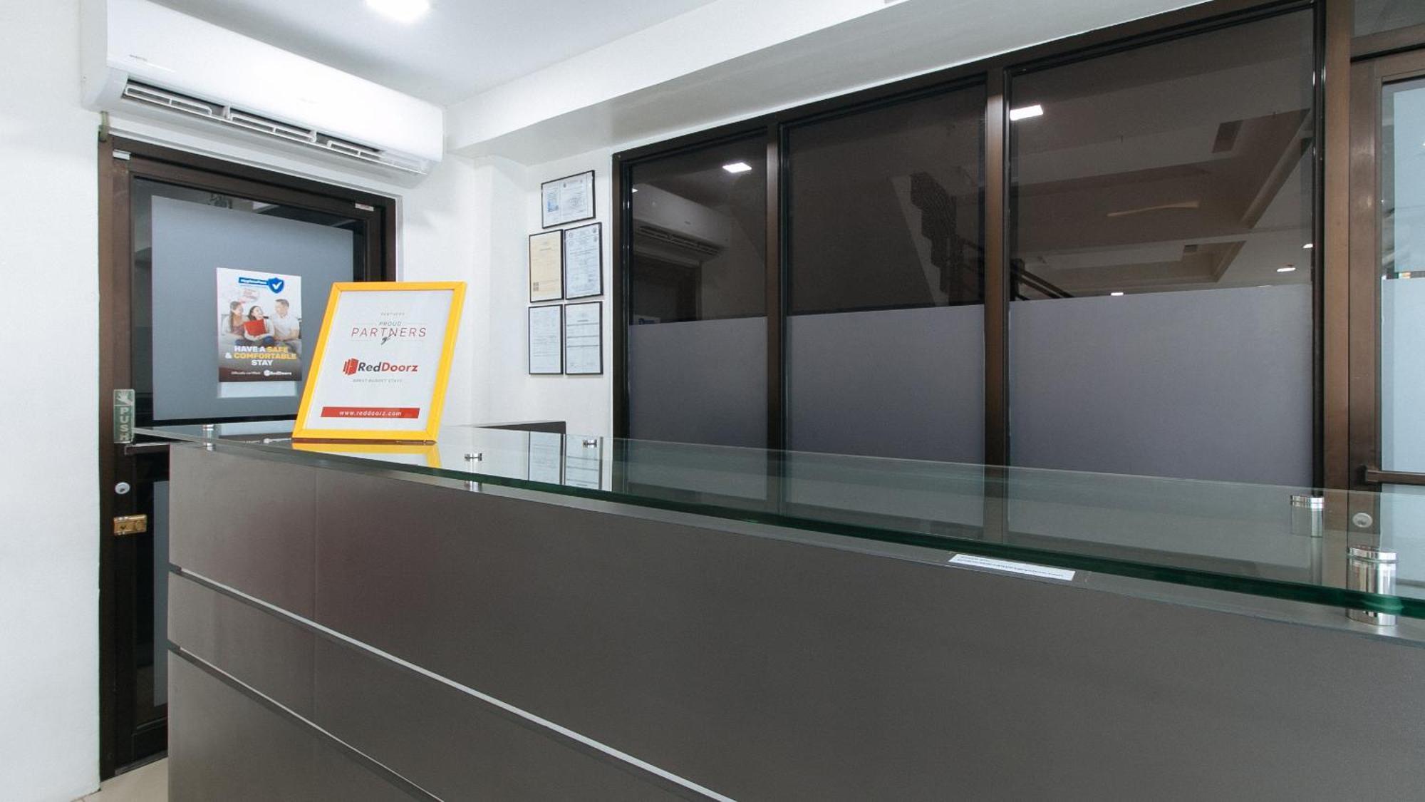 Reddoorz Plus At Evangelista Street Makati Макати Экстерьер фото