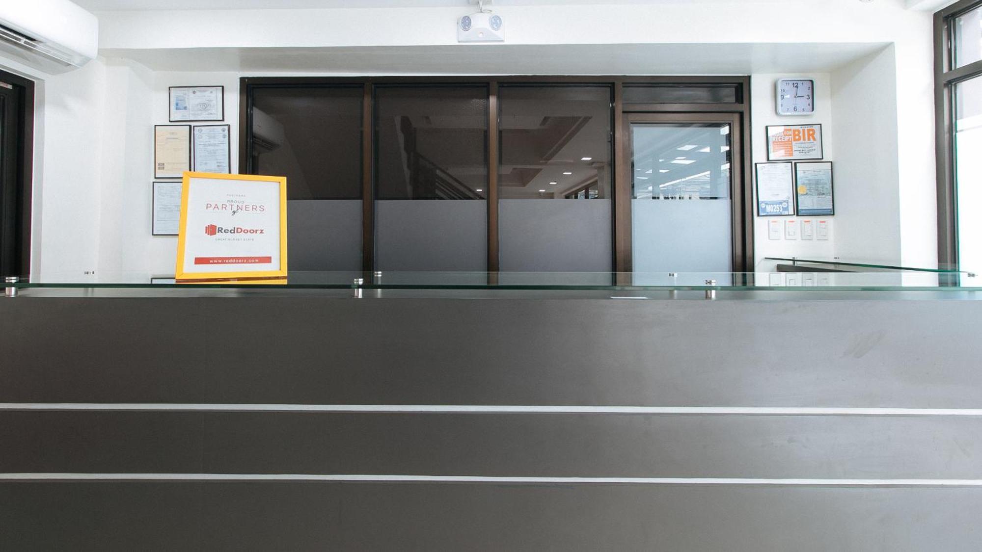 Reddoorz Plus At Evangelista Street Makati Макати Экстерьер фото