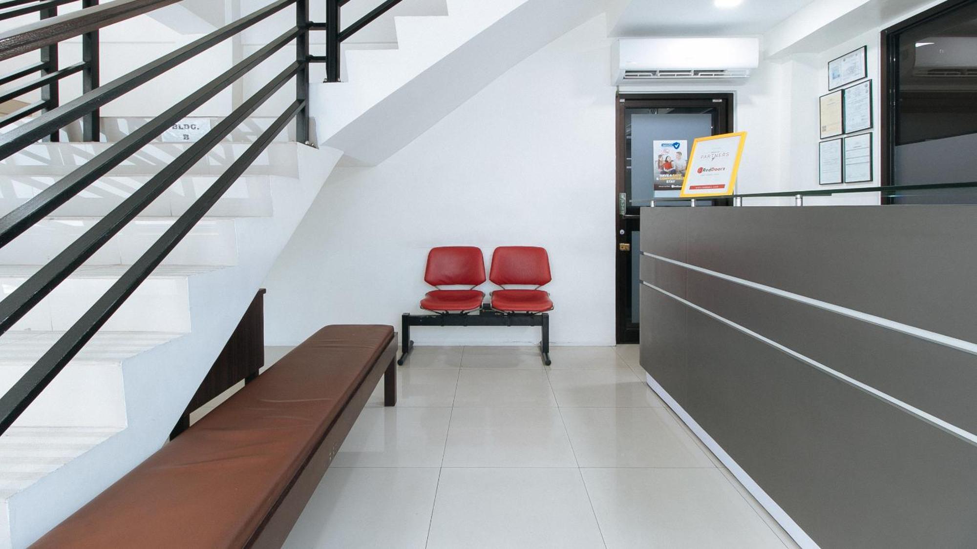 Reddoorz Plus At Evangelista Street Makati Макати Экстерьер фото