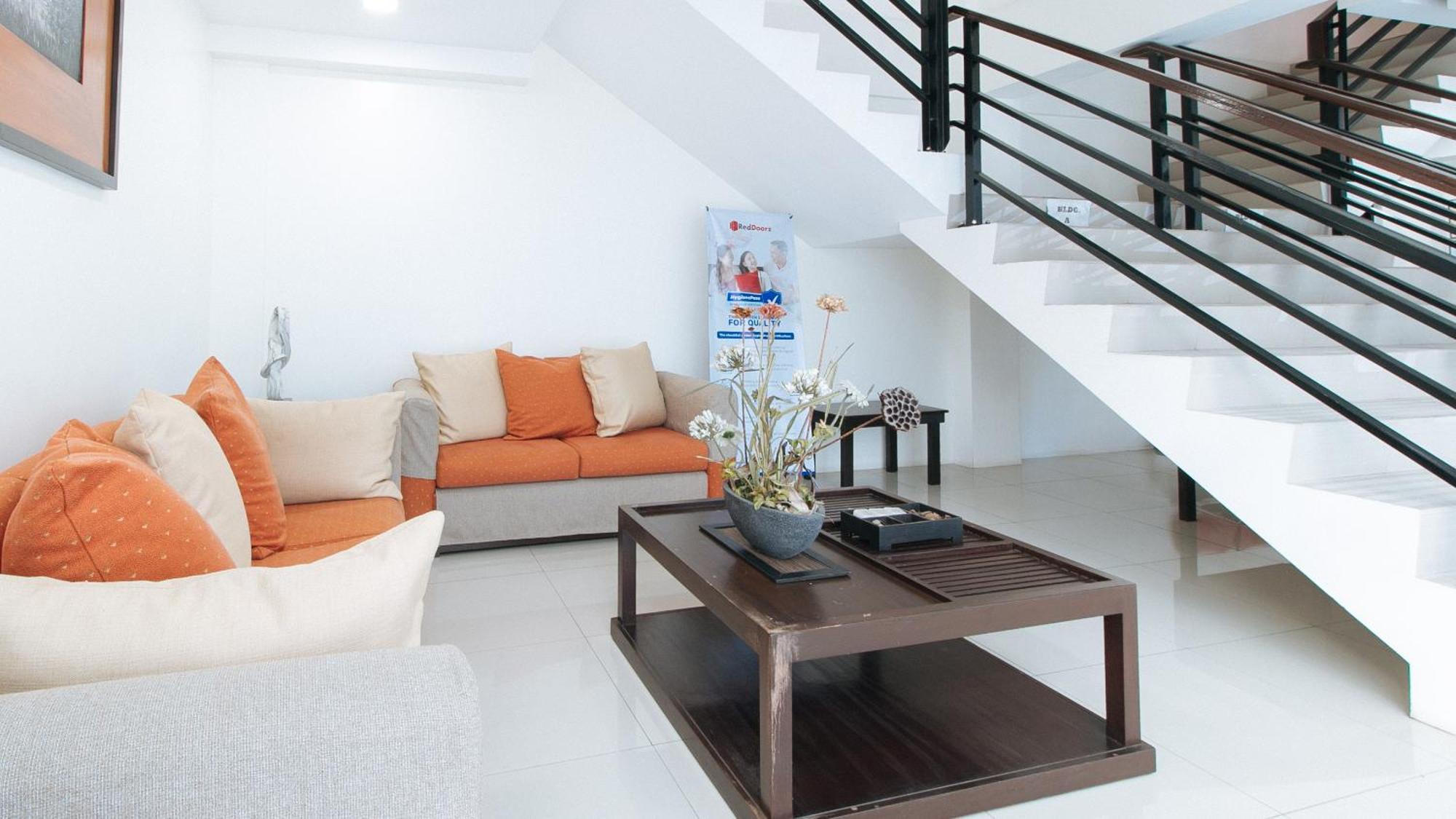 Reddoorz Plus At Evangelista Street Makati Макати Экстерьер фото