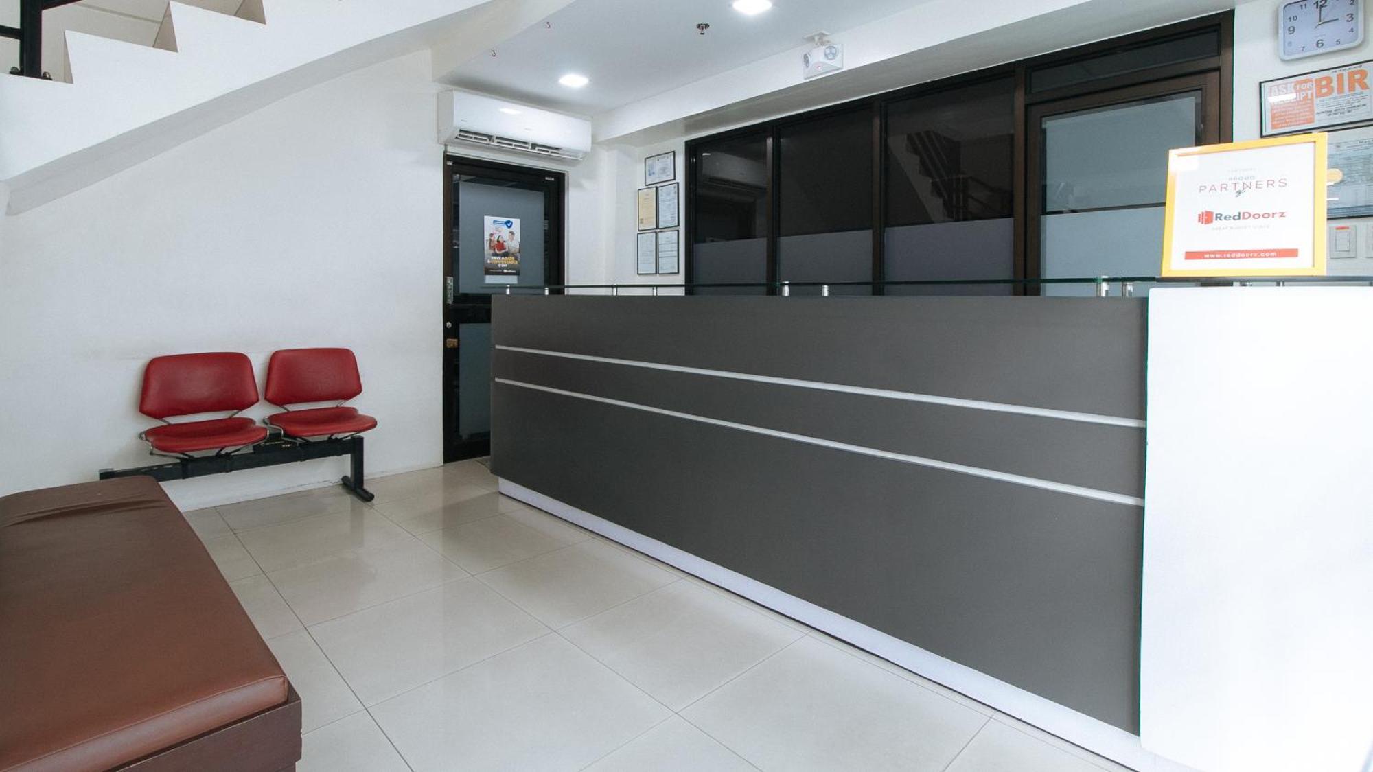 Reddoorz Plus At Evangelista Street Makati Макати Экстерьер фото