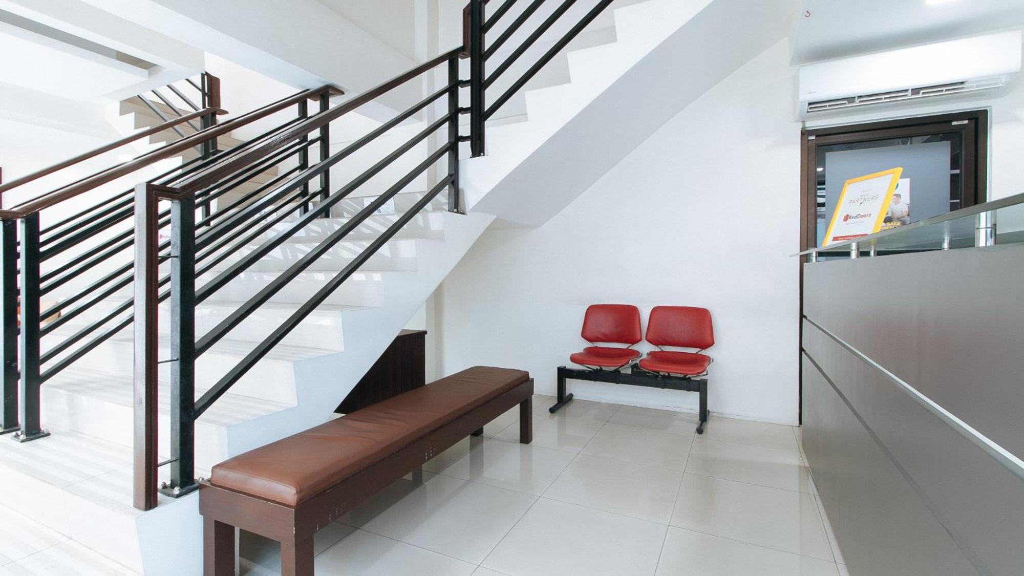 Reddoorz Plus At Evangelista Street Makati Макати Экстерьер фото