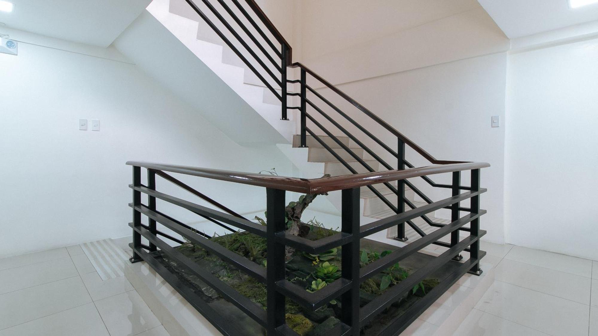 Reddoorz Plus At Evangelista Street Makati Макати Экстерьер фото
